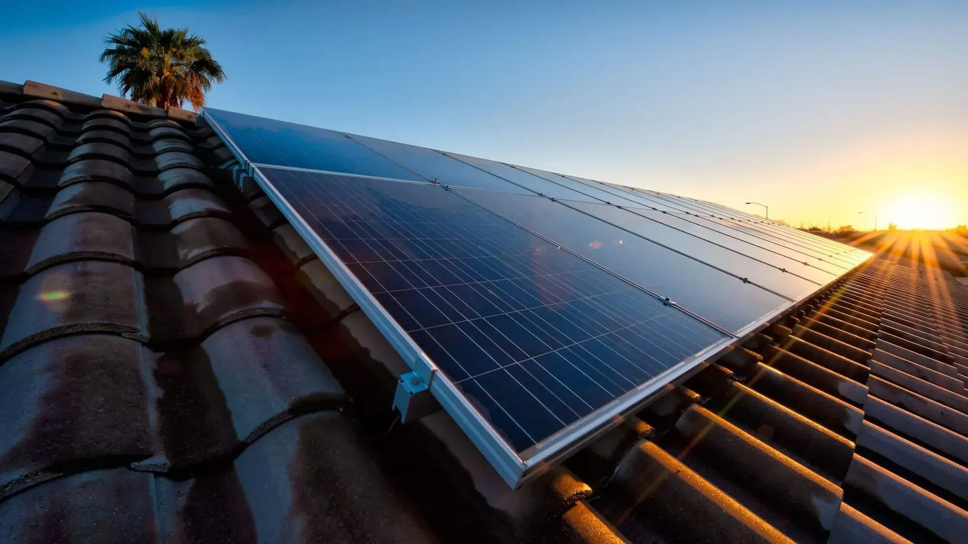 Panneaux solaires sur un toit au coucher du soleil